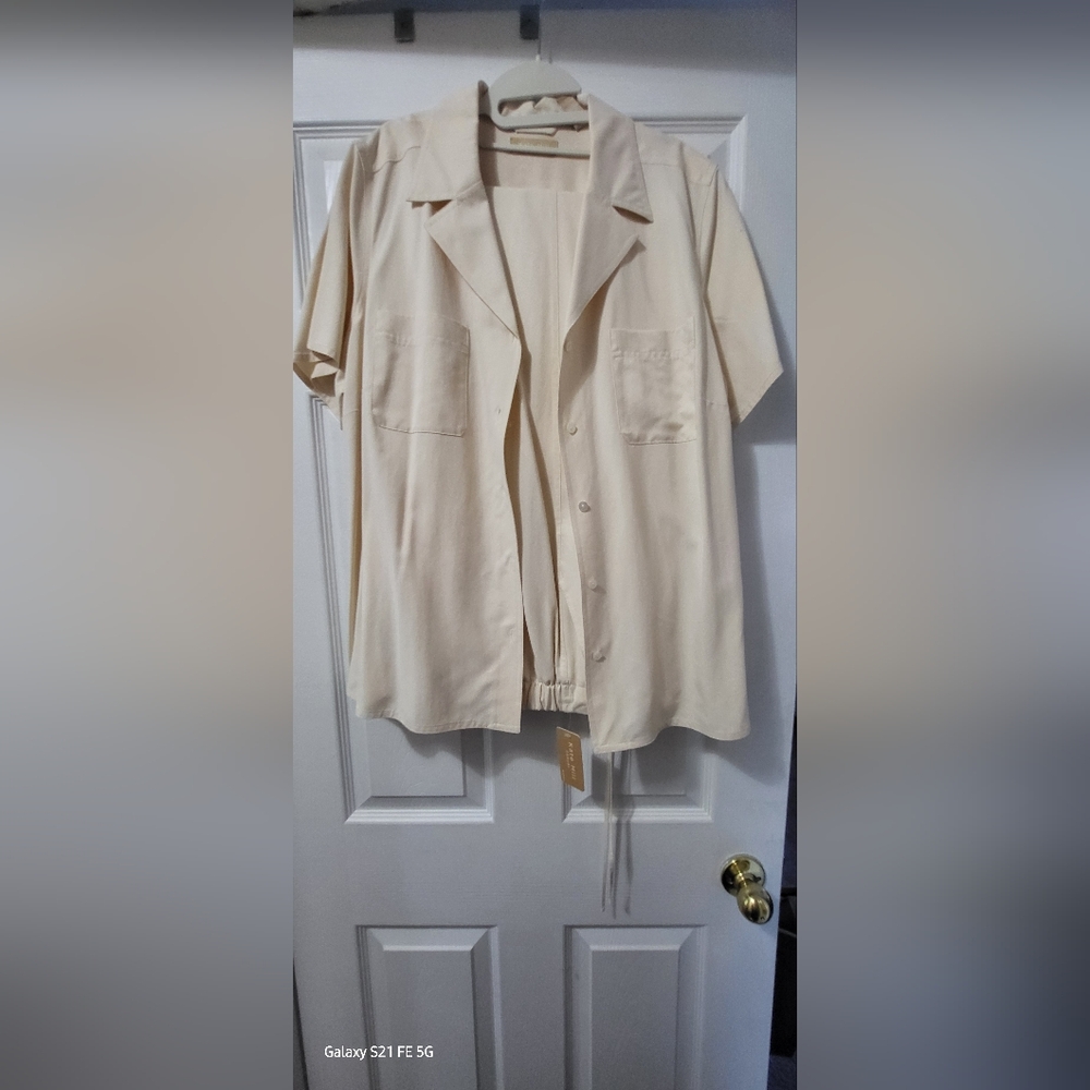 Ladies SILK SOFT Relaxed Cream Short-Sleeve Button-Front . 32 Inch Inseam
